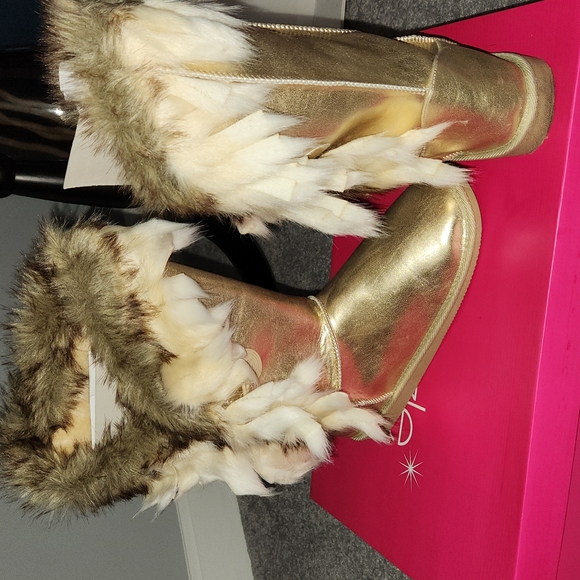 Metallic Gold 👢 Boots - Picture 1 of 6